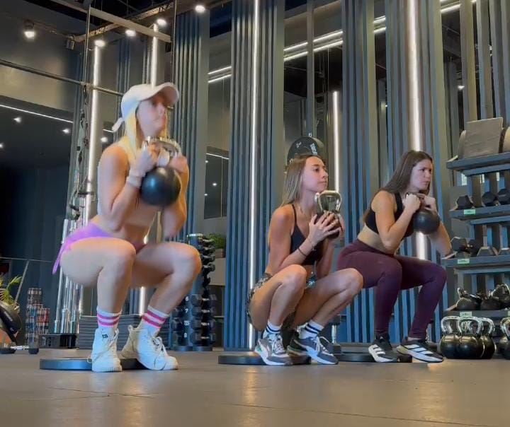 Clase de Guada con tres mujeres entrenando con pesas rusas